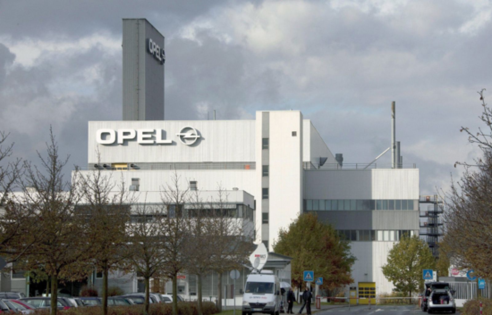 Opel está presente en numerosos países europeos, aunque las principales factorías se concentran en seis. Además de la planta de Figueruelas en Zaragoza, la producción de coches, motores y transmisiones se realiza en Alemania, Bélgica, Reino Unido, Polonia y Hungría.  