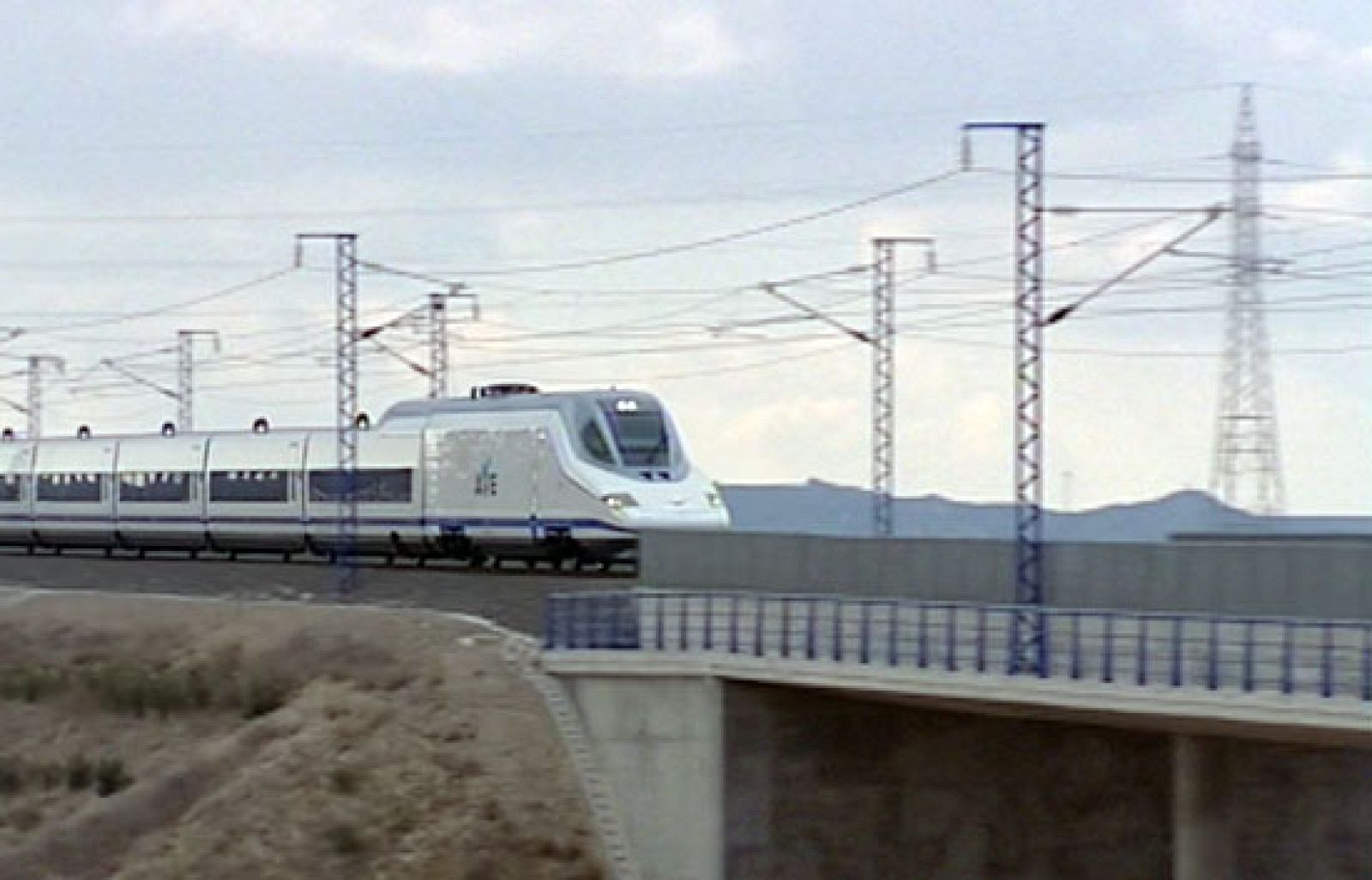 Hoy el Ministro de Fomento ha presentado ese corredor a algunos de los presidentes de las comunidades que atravesará. Una obra que, en algunos tramos, ya se está  construyendo. 