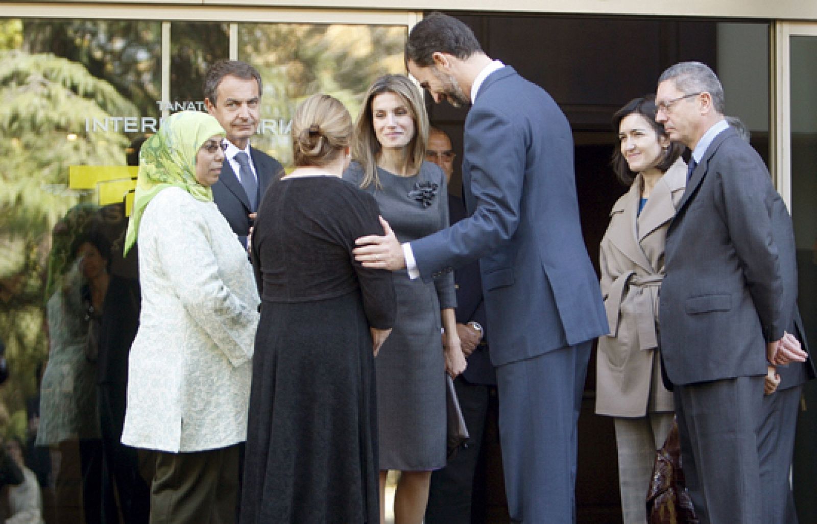 El Rey, los Príncipes y el presidente del Gobierno han estado allí para dar el pésame a la familia. Hasta las 12 del mediodía ha estado abierta la capilla ardiente del escritor Francisco Ayala. Por expreso deseo de la familia la ceremonia de incineración será en la más estricta intimidad. 