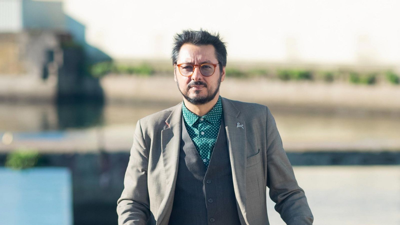 Página Dos entrevista al poeta Antonio Lucas.