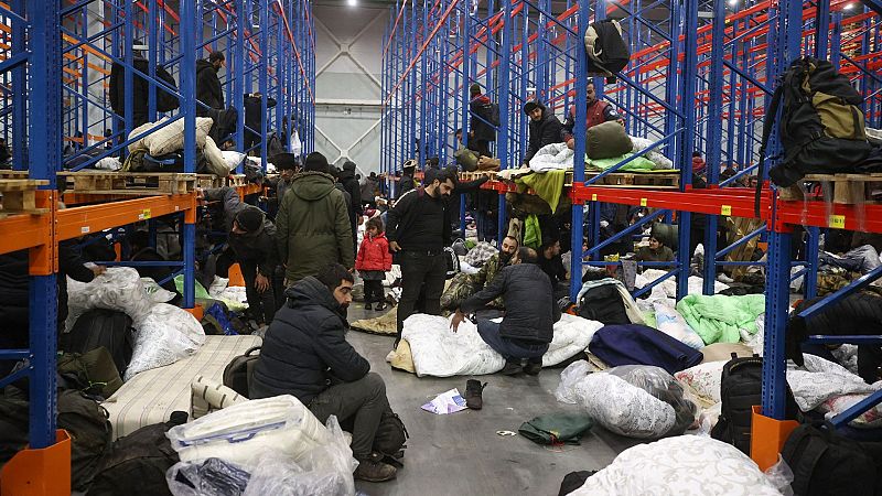 Los migrantes permanecen en el centro de transporte y logística cerca de Bruzgi