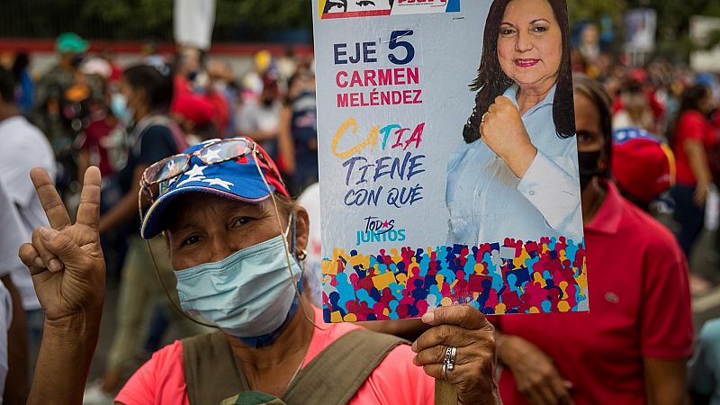 Partidarios del Partido Socialista Unido de Venezuela (PSUV) participan en el cierre de campaña de la candidata Carmen Melendez