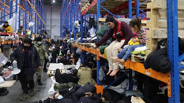 Bielorrusia traslada a una nave a más de 2.000 migrantes atrapados en su frontera con Polonia