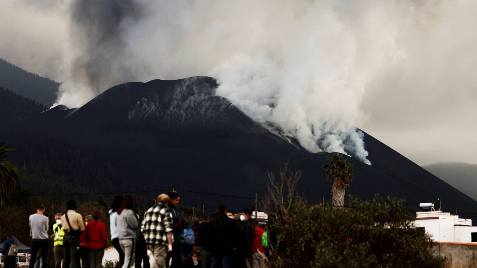 Los afectados por el volcán de La Palma esperan las ayudas