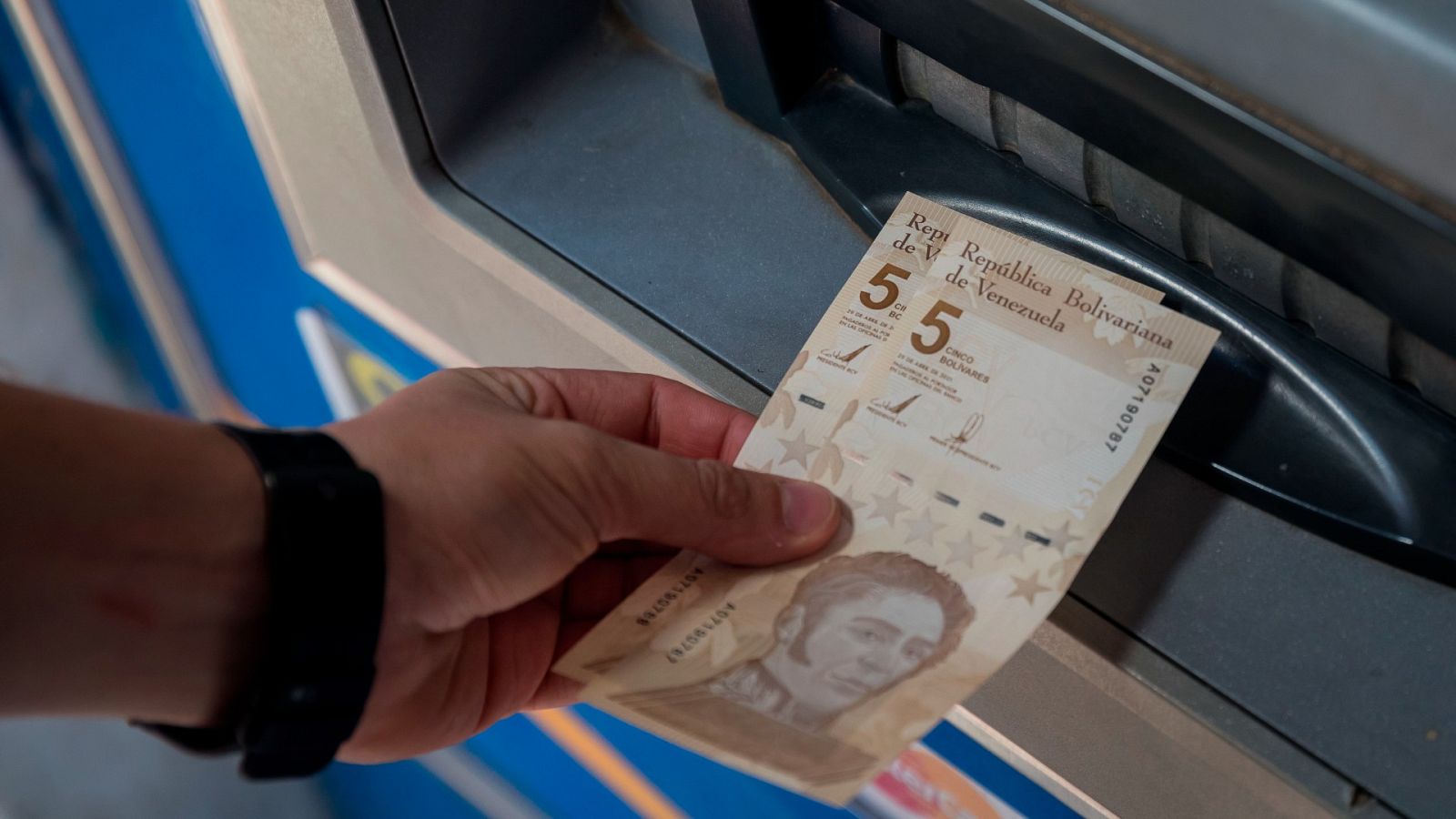 La caída del bolívar convierte al dólar en divisa extraoficial