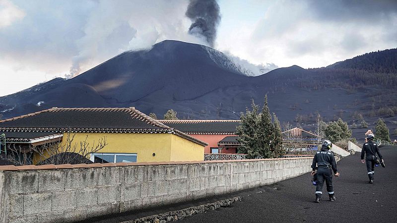 La nube de ceniza obliga a cancelar todos los vuelos del aeropuerto de La Palma