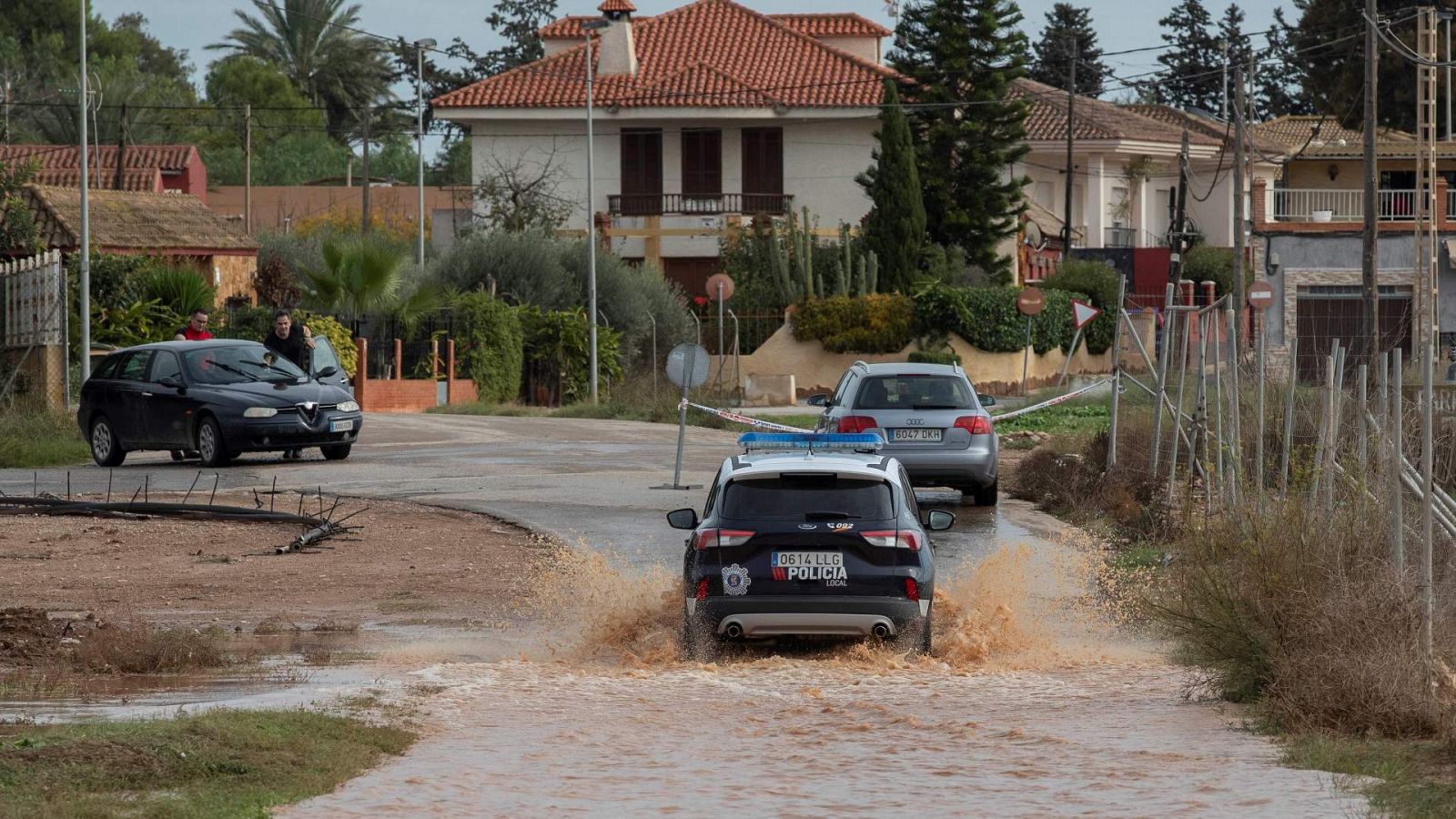 Una tromba de agua de más 100 litros por metro cuadrado  obliga a cortar el Camino del Sifón en Cartagena