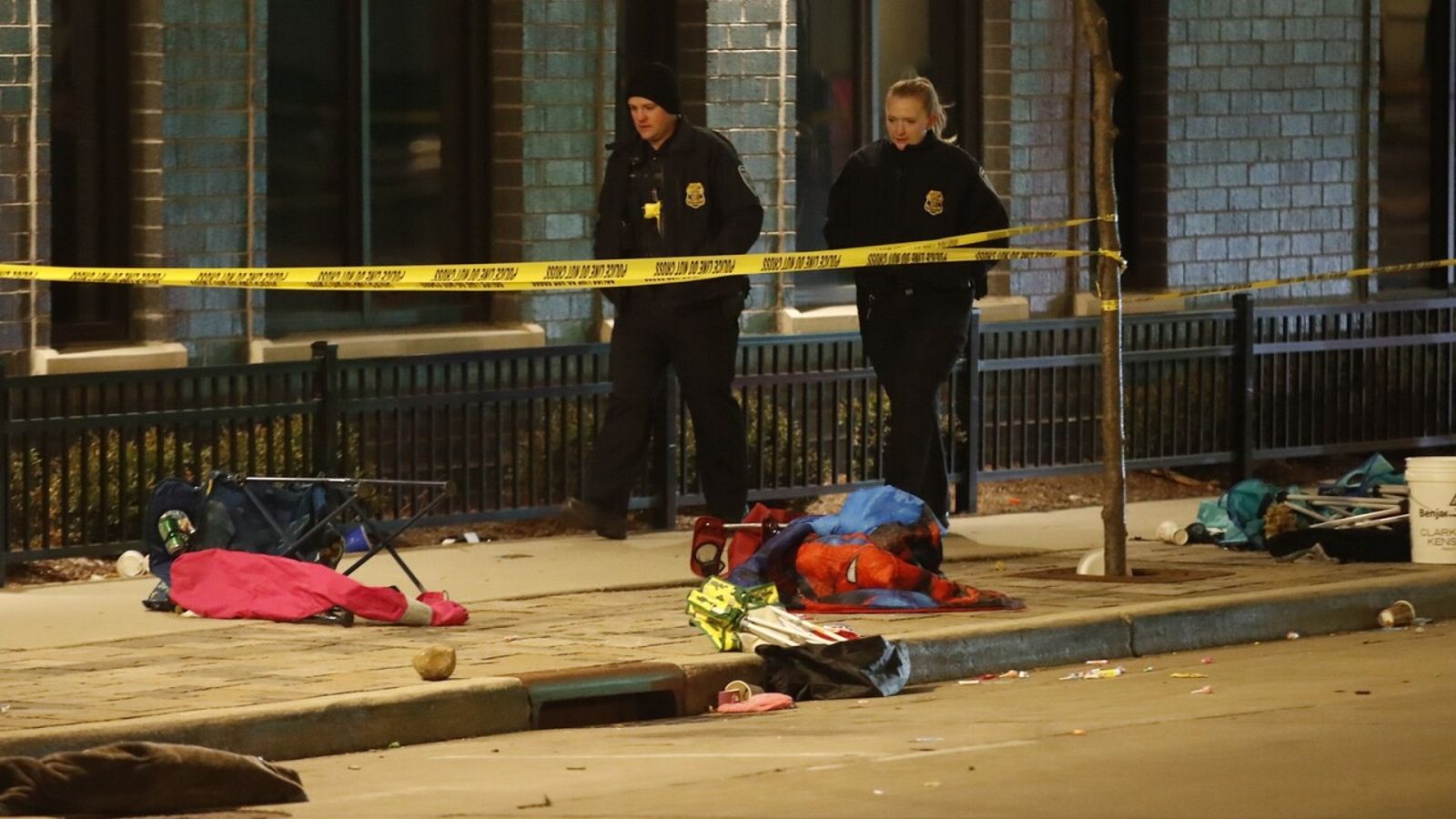 Al menos cinco muertos en un atropello masivo en un desfile navideño en Wisconsin, EE.UU. - Ver ahora