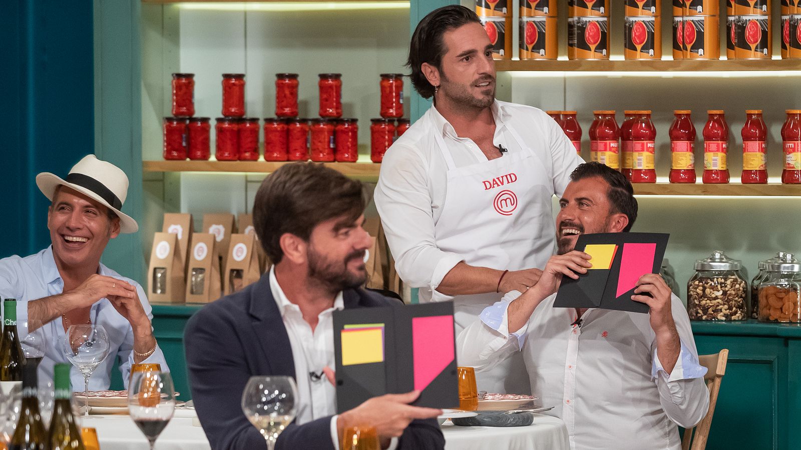 MasterChef I Pitingo hace trampa y cambia de color a favor de Bustamante