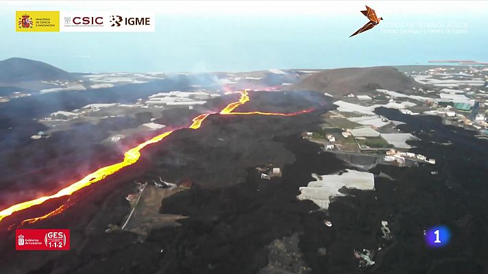 Una nueva colada del volcán de La Palma llega al mar y obliga a confinar a los vecinos de Tazacorte