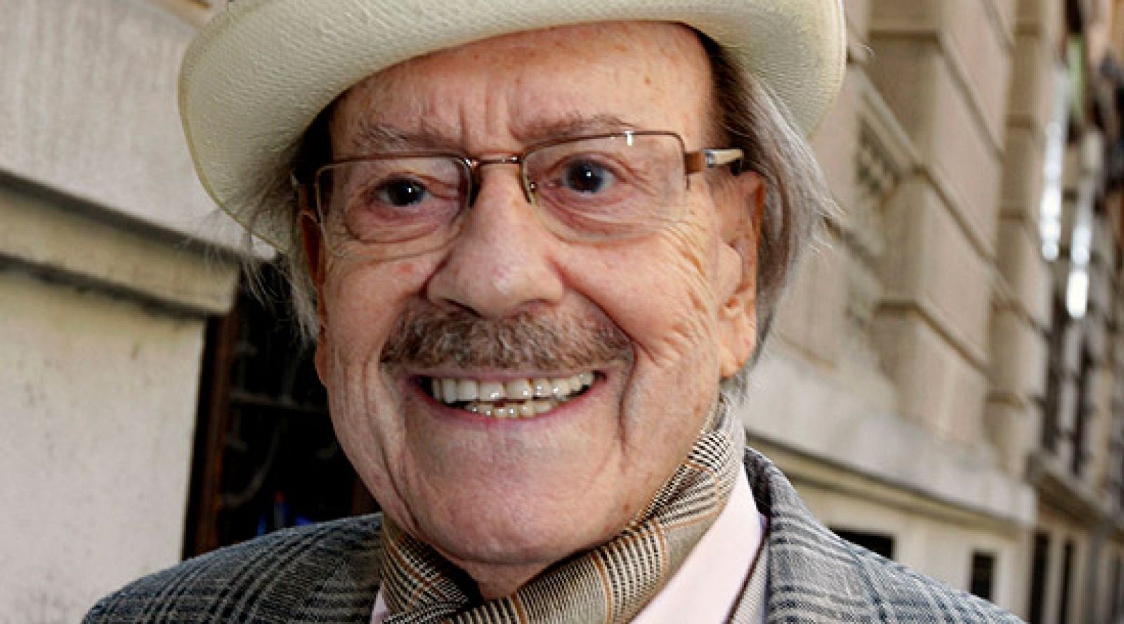   El programa emite su última película: ¿Y tú quién eres? dirigida por Antonio Mercero en 2007