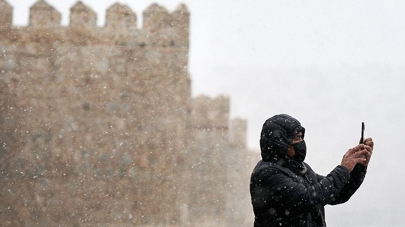 El primer temporal de invierno mantiene en alerta a 26 provincias por lluvia y nieve