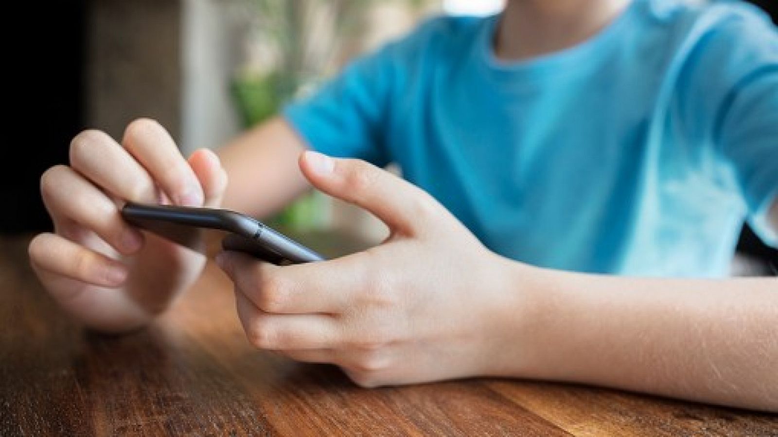 ¿Cómo evitar que los menores se enganchen a los móviles?
