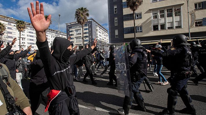 Telediario 2 - Las cargas policiales eclipsan la multitudinaria manifestación de los trabajadores del metal en Cádiz