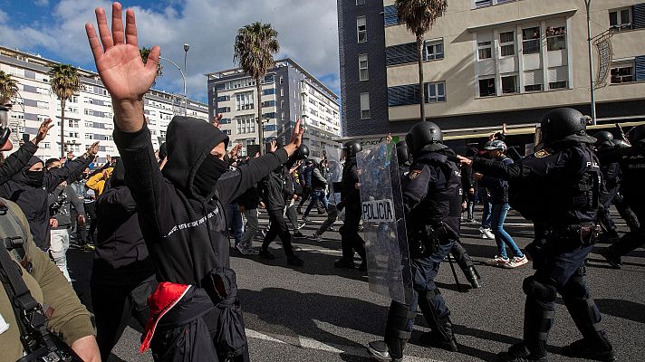 Telediario 2 - Las cargas policiales eclipsan la multitudinaria manifestación de los trabajadores del metal en Cádiz