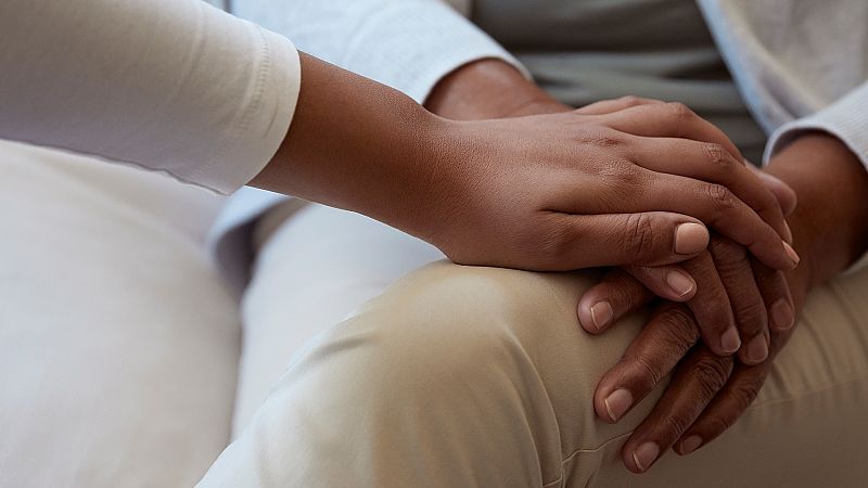 Mujeres dándose la mano