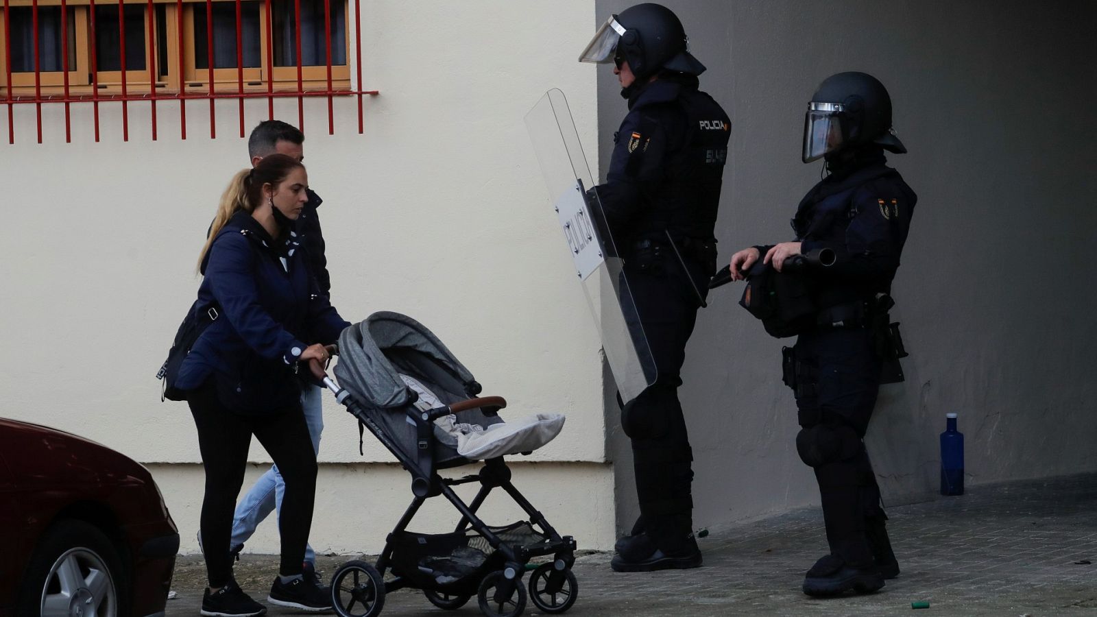 Disturbios en Cádiz mientras patronal y sindicatos negocian