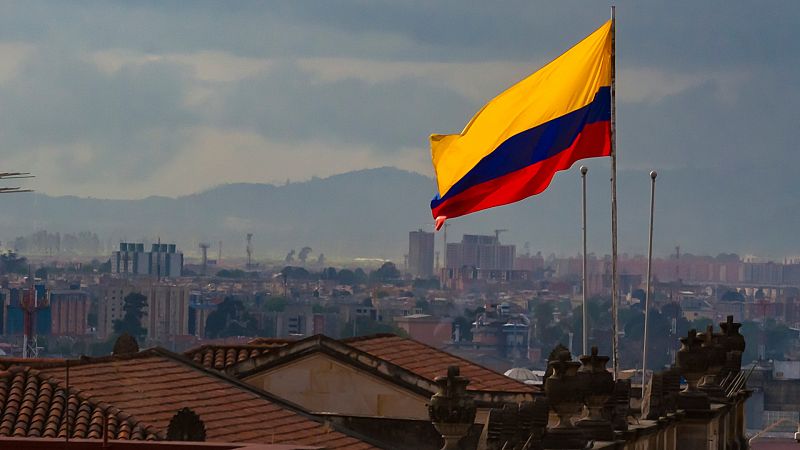 Bandera colombiana ondeando 