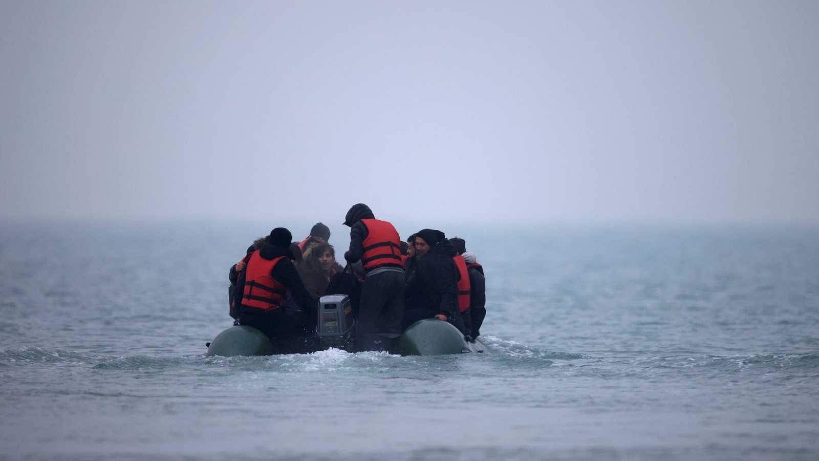 Mueren al menos 27 migrantes al naufragar en el Canal de la Mancha