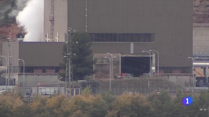 L'Informatiu - Els treballadors de la nuclear d'Ascó fan cinc minuts de silenci a l'interior de la planta pel bomber mort