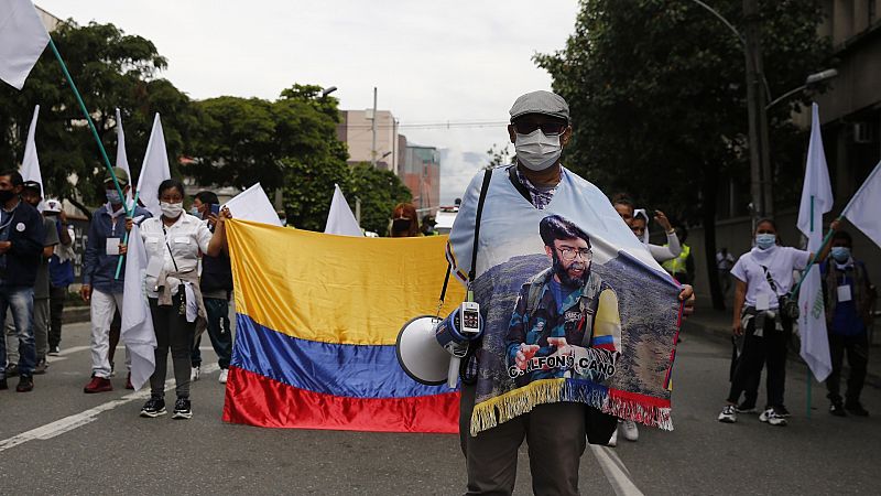 Excombatientes de las FARC participan en una movilización conmemorativa