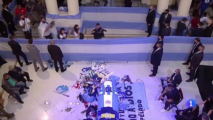 Telediario 1 - Pasión y melancolía un año después de la muerte de Maradona