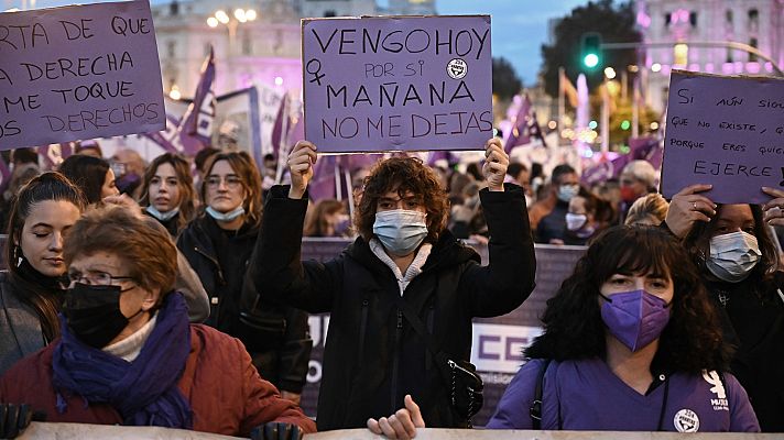 Miles de personas se manifiestan contra la violencia de género