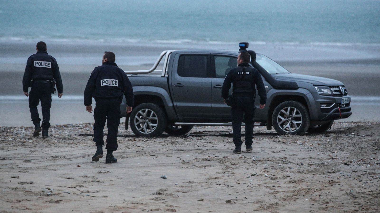 La policía francesa detiene a cinco presuntos traficantes tras la muerte de al menos 27 migrantes en el Canal de la Mancha