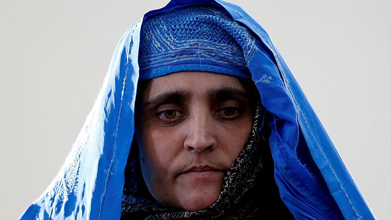 La afgana de famosos ojos verdes pide asilo en Italia