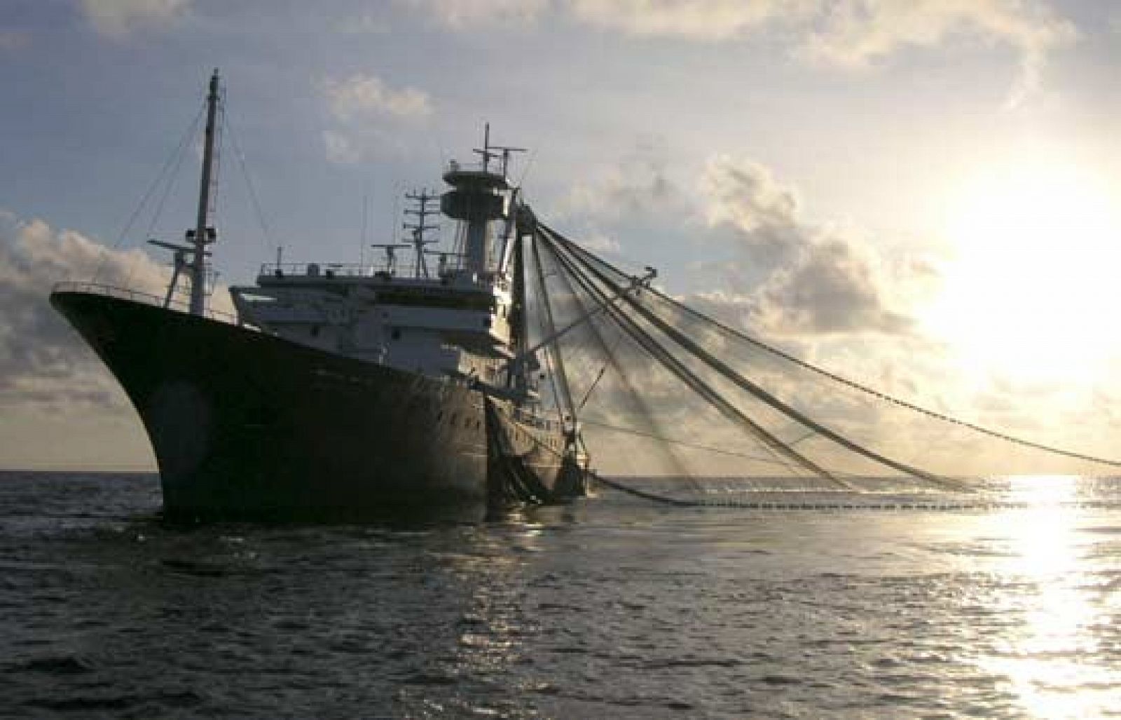 Doce horas en tierra de los marineros del Alakrana