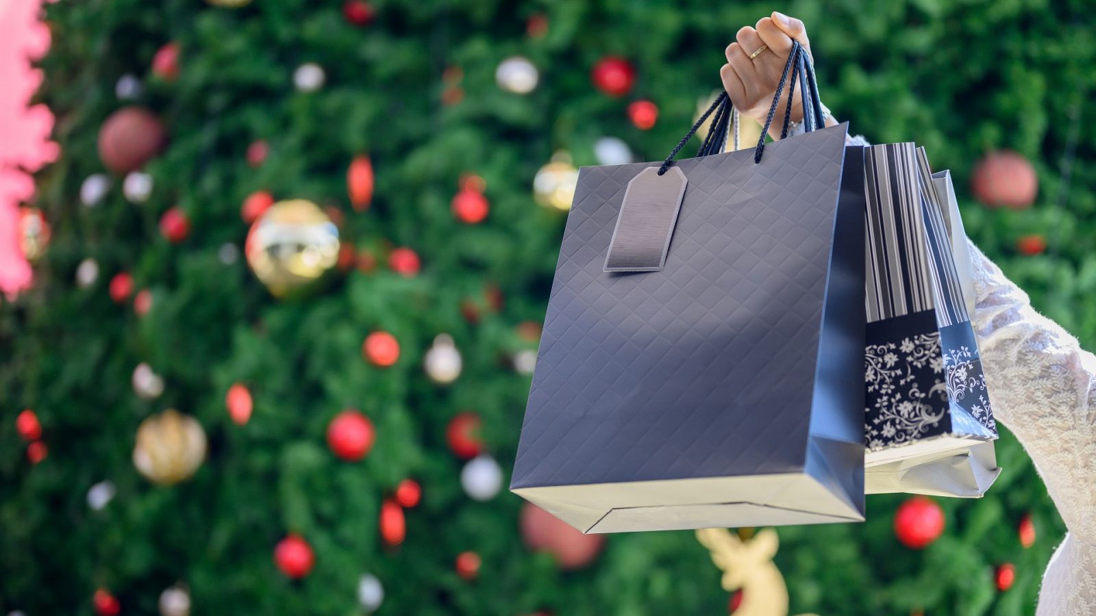 Muchos consumidores compran en 'Black Friday' para Navidad