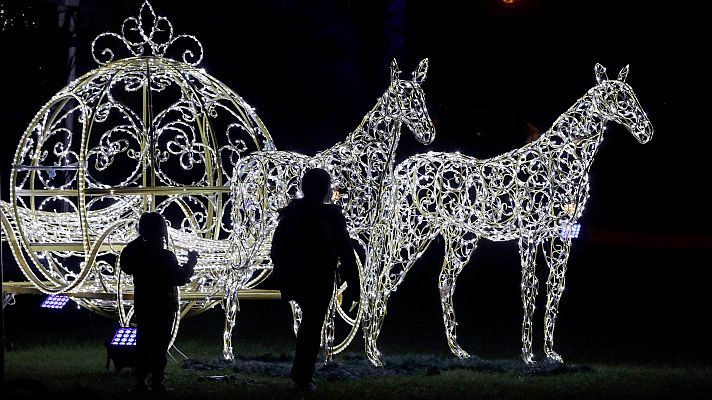 Telediario 1 - ¿Cuánto cuesta iluminar pueblos y ciudades por Navidad?