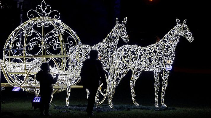 Telediario 1 - ¿Cuánto cuesta iluminar pueblos y ciudades por Navidad?