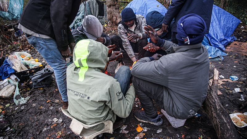 Las mafias cobran a los migrantes 300 euros por intentar cruzar el Canal de la Mancha