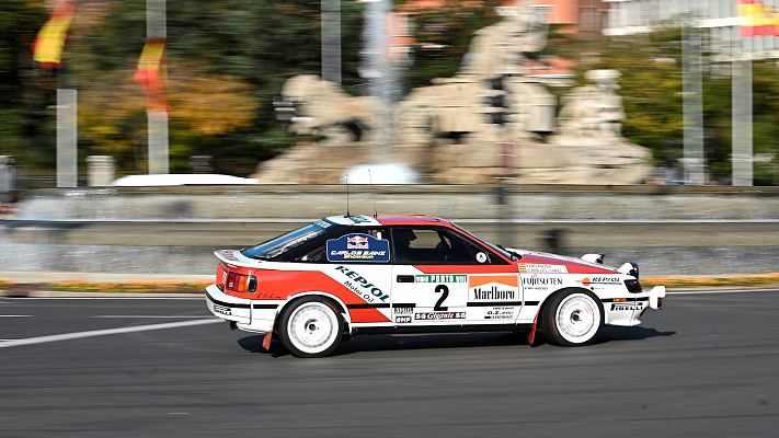 Carlos Sainz rueda en Madrid con sus coches históricos