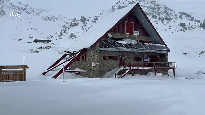 Precipitaciones localmente persistentes en el área Cantábrica. Nevadas en Pirineos, sistema Ibérico y cordillera Cantábrica