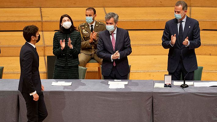 Informativo 24h - El rey y Lesmes apelan a la "neutralidad" e "independencia" de la Justicia en el acto de entrega de despachos en Barcelona