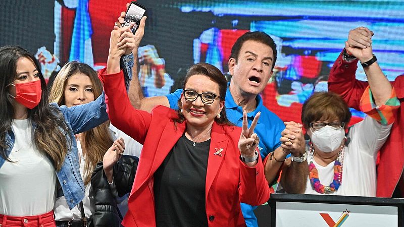 La candidata de la Ia izquierda, Xiomara Castro, se proclama ganadora en las elecciones en Honduras - Ver ahora