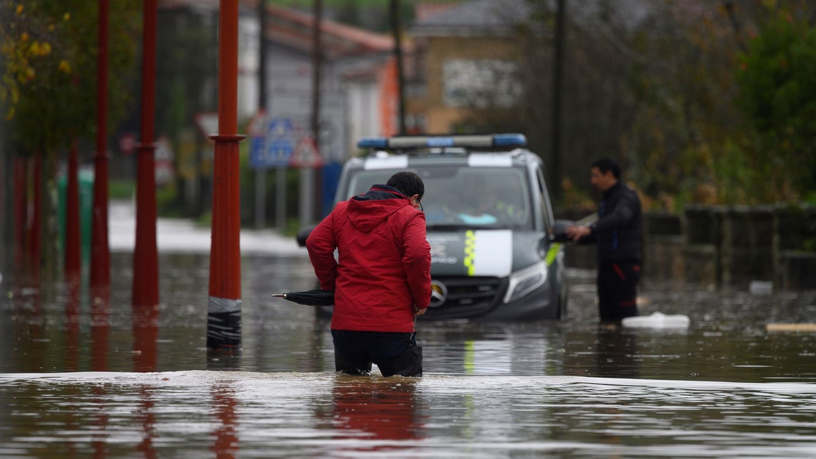 Las fuertes lluvias desbordan el Ebro y el Nervión