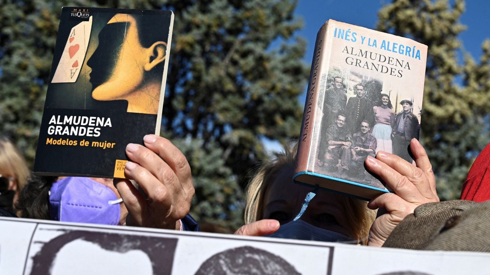 Libros, claveles y banderas republicanas en el multitudinario último adiós a Almudena Grandes