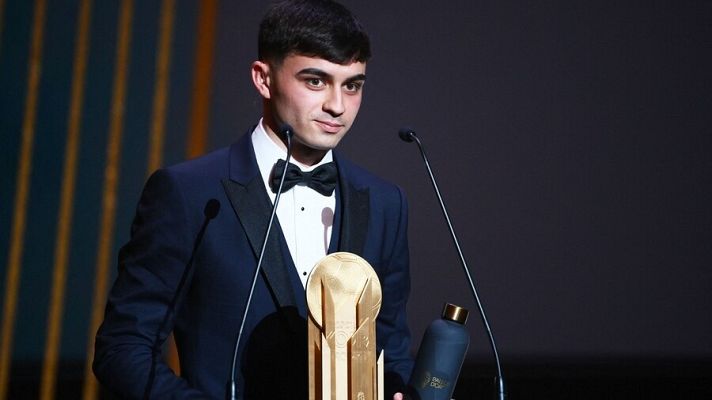 Telediario 2 - Pedri recibe el Balón de Oro como mejor jugador sub-21