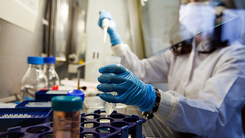 Los laboratorios españoles, en alerta para detectar con rapidez los casos posibles de la variante ómicron