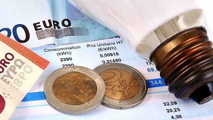 Telediario 1 - El Gobierno insiste en que pagaremos lo mismo de luz que en 2018, algo que Facua descarta