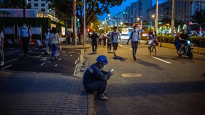 Telediario 2 - China aprueba una normativa sobre protección de datos por primera vez