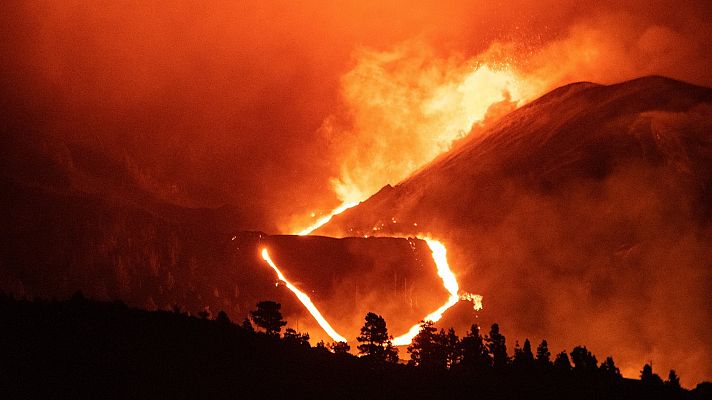 El volcán de La Palma aumenta su actividad a través del cono secundario