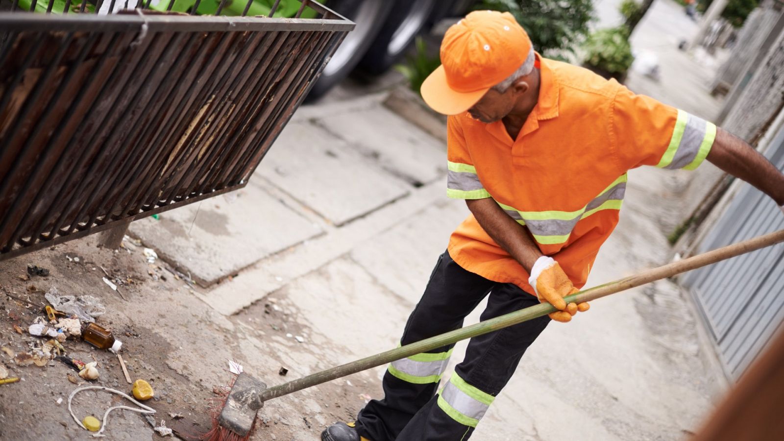 Basurero barriendo el suelo de la calle