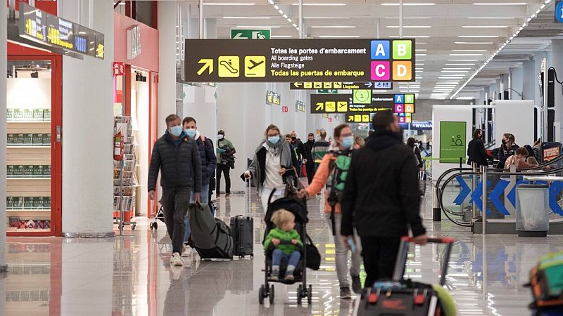 Aumentan las restricciones para los viajeros que llegan de fuera de España