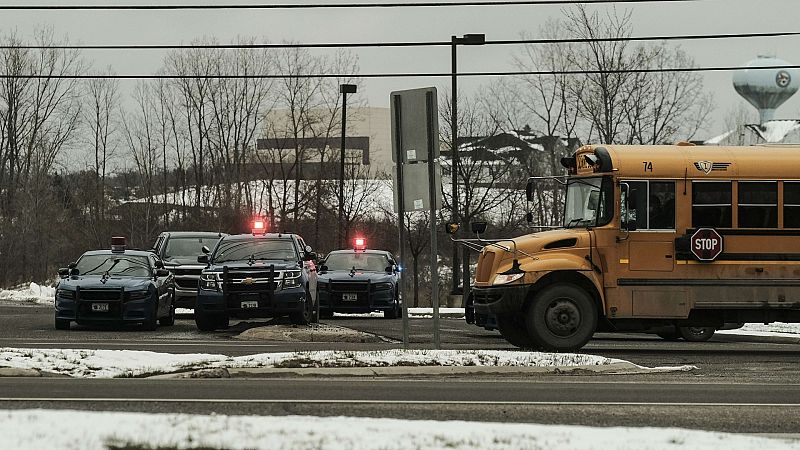 Detienen a un niño de 15 años acusado de matar a tres compañeros en su instituto de Michigan, Estados Unidos