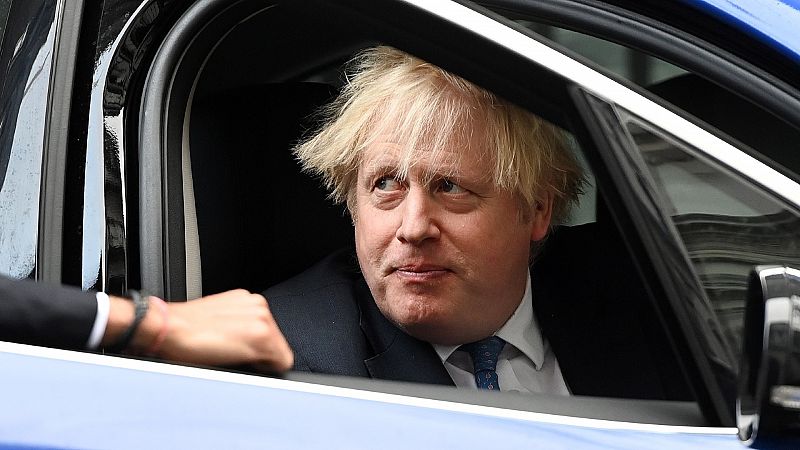 El primer ministro británico, Boris Johnson, dentro de un coche