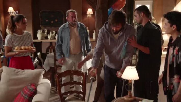 Dos vidas - Tirso grita a los vecinos de Robledillo